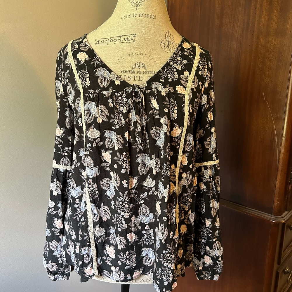 Women’s size small Knox Rose blouse. Black background with print lt. pink/blue